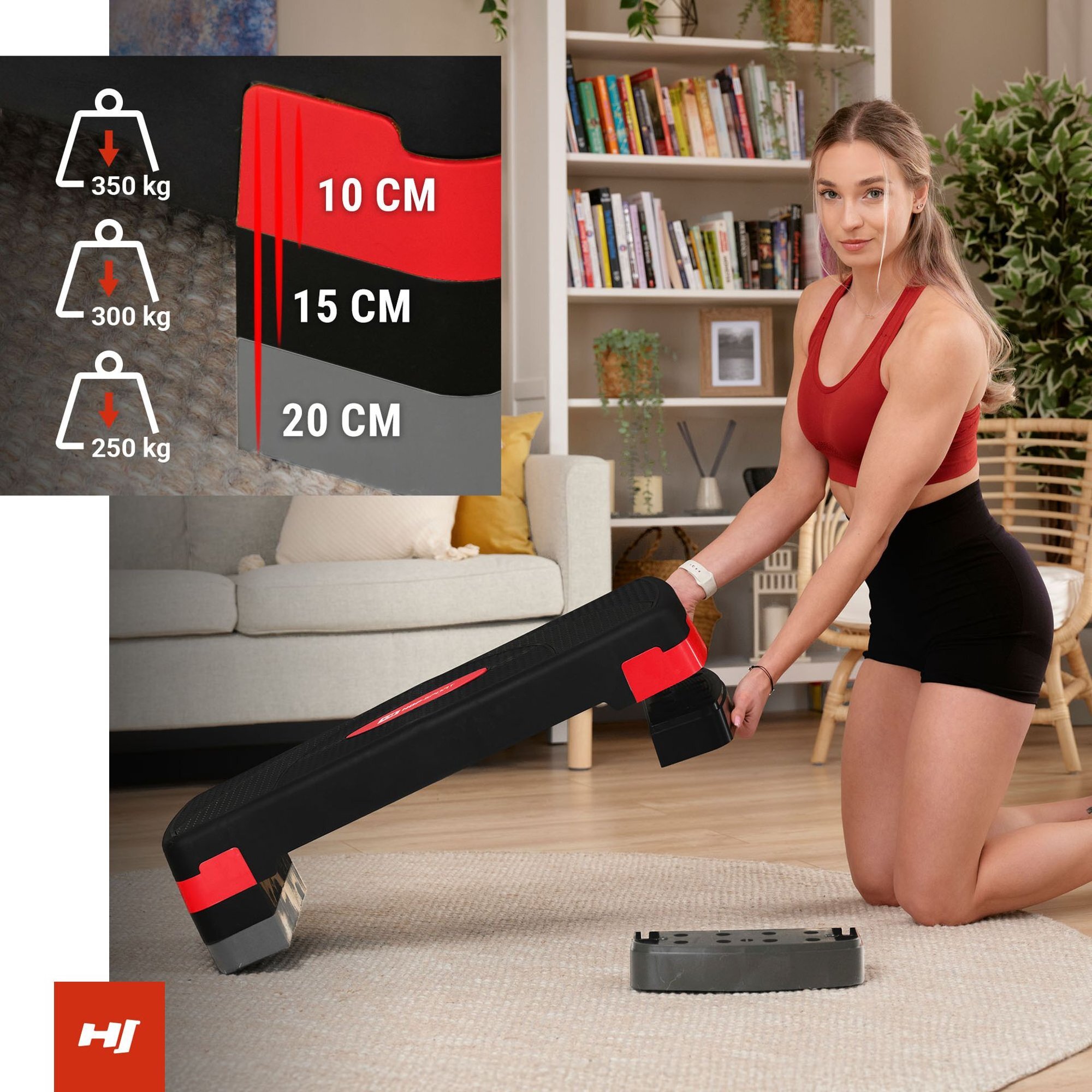 Osoba w stroju sportowym ustawia czarno-czerwony step do ćwiczeń w salonie. Na obrazie widoczne są informacje o wysokościach stepu: 10 CM, 15 CM, 20 CM oraz maksymalne obciążenia: 350 kg, 300 kg, 250 kg.