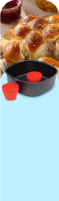 Na jasnoniebieskim tle znajduje się czarna forma do pieczenia z czerwonym silikonowym wkładem. W tle widoczne są pieczywo i sos w miseczce.