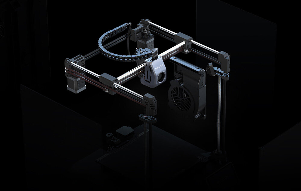 Obraz przedstawia konstrukcję drukarki 3D z widocznymi metalowymi ramami i elementami mechanicznymi. Na jednym z elementów widoczny jest napis \'CREALITY\'.