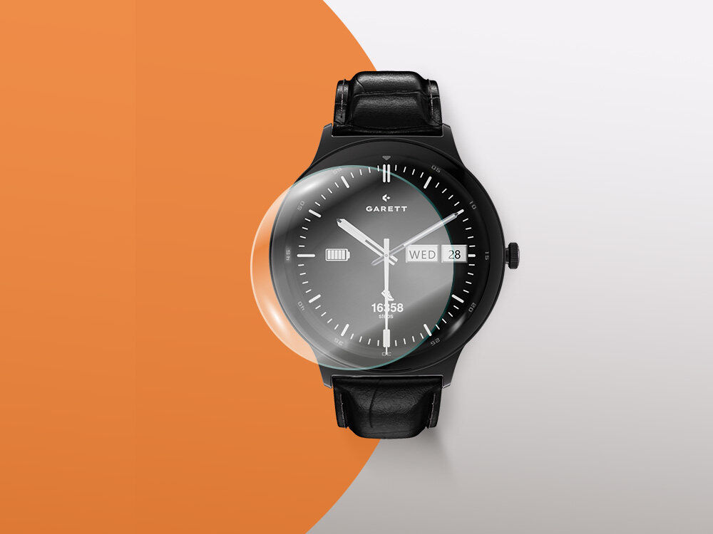 Na obrazie widoczny jest smartwatch z czarną tarczą i skórzanym paskiem, z wyświetlonymi informacjami: \'GARETT\', poziom baterii, godzina \'16:58\', dzień tygodnia \'WED\' oraz data \'28\'. Tło jest podzielone na pomarańczową i białą część.