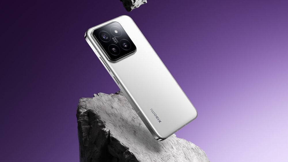 Biały smartfon z dużym ekranem i czterema aparatami w kwadratowym module na tylnej obudowie, umieszczony na tle fioletowego nieba i skały. Na obudowie widoczne jest logo \'XIAOMI\'.