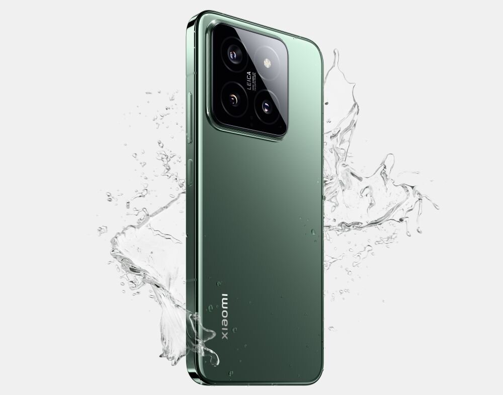 Smartfon w kolorze zielonym z widocznym logo \'xiaomi\' na boku oraz trzema obiektywami aparatu z napisem \'LEICA\'. W tle widać rozpryskującą się wodę.