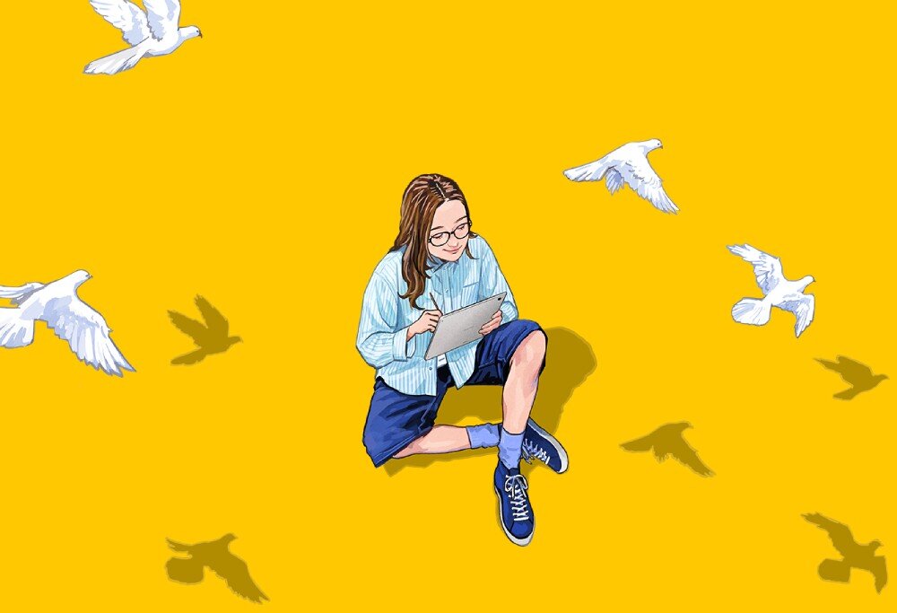 Ilustracja przedstawia osobę siedzącą na żółtym tle, trzymającą tablet graficzny. Wokół unoszą się białe gołębie.