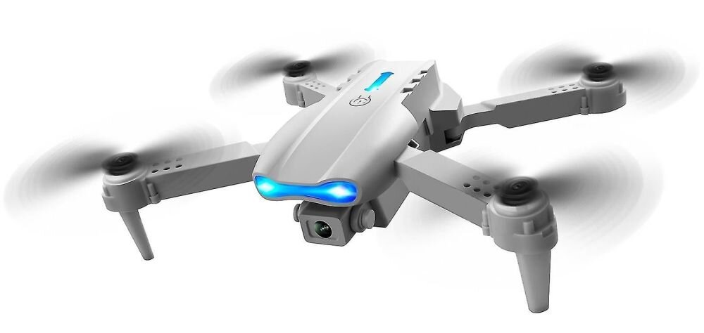 Na obrazie widoczny jest biały dron z czterema wirnikami i niebieskim światłem z przodu. Dron posiada kamerę umieszczoną pod korpusem.