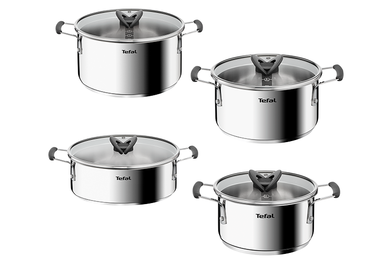 Na obrazie widoczne są cztery stalowe garnki z pokrywkami, każdy z logo \'Tefal\' na boku. Garnki mają uchwyty po obu stronach oraz przezroczyste pokrywki z uchwytami w kształcie trójkąta.