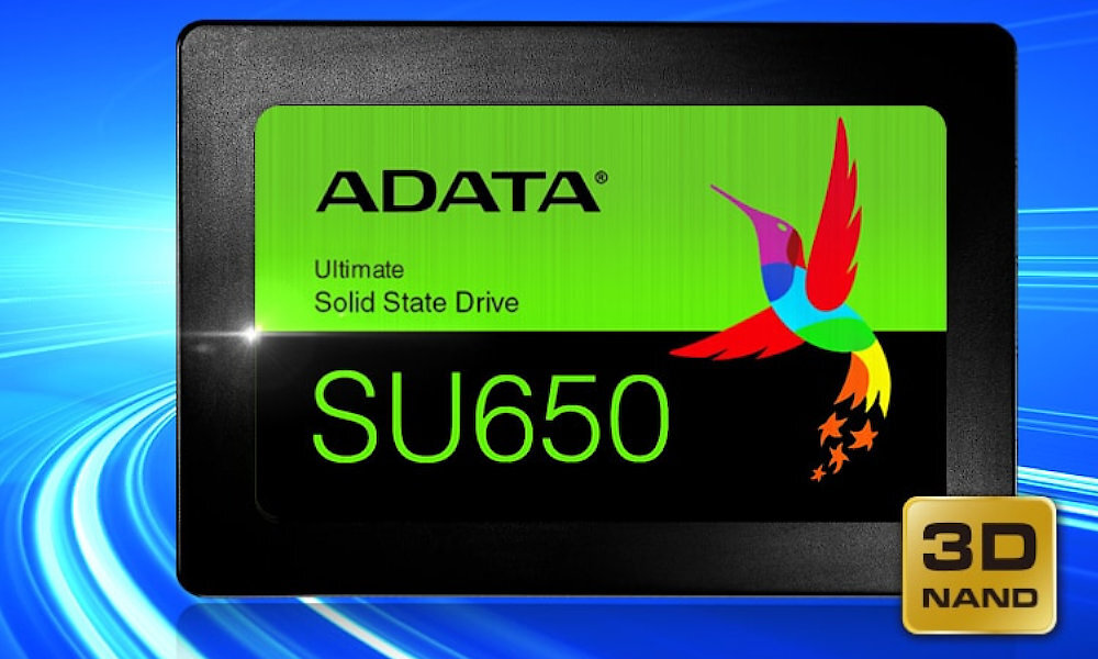 Obraz przedstawia dysk SSD z logo ADATA i kolorowym kolibrem na zielonym tle. Widoczny jest napis \'Ultimate Solid State Drive SU650\' oraz symbol \'3D NAND\'.