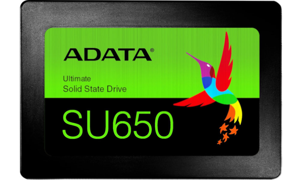 Obraz przedstawia dysk SSD z etykietą w kolorze zielonym z napisem \'ADATA Ultimate Solid State Drive SU650\'. Na etykiecie widoczny jest kolorowy motyw kolibra.