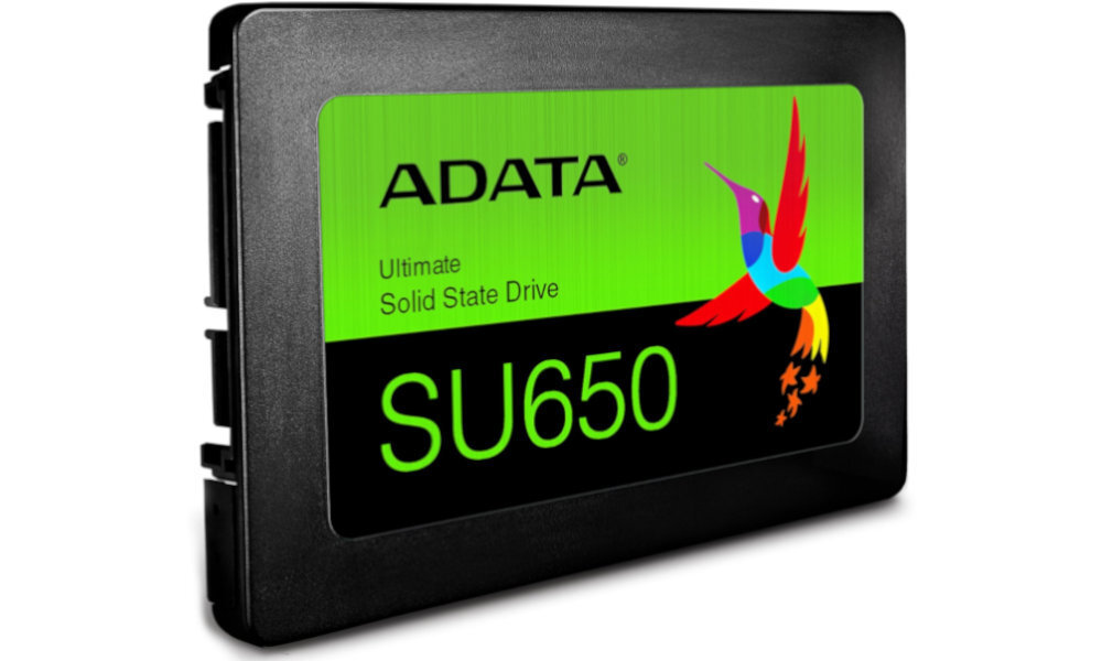 Na obrazie widoczny jest dysk SSD z etykietą w kolorze zielonym, na której znajduje się logo ADATA oraz napis \'Ultimate Solid State Drive SU650\'.