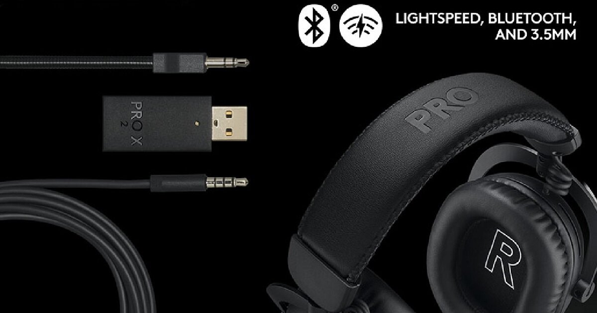 Na czarnym tle widoczne są czarne słuchawki z napisem \'PRO\' na pałąku oraz litera \'R\' na nauszniku. Obok znajdują się kable z wtykami jack, adapter USB z napisem \'PRO X 2\' oraz ikony Bluetooth i Lightspeed z napisem \'LIGHTSPEED, BLUETOOTH, AND 3.5MM\'.