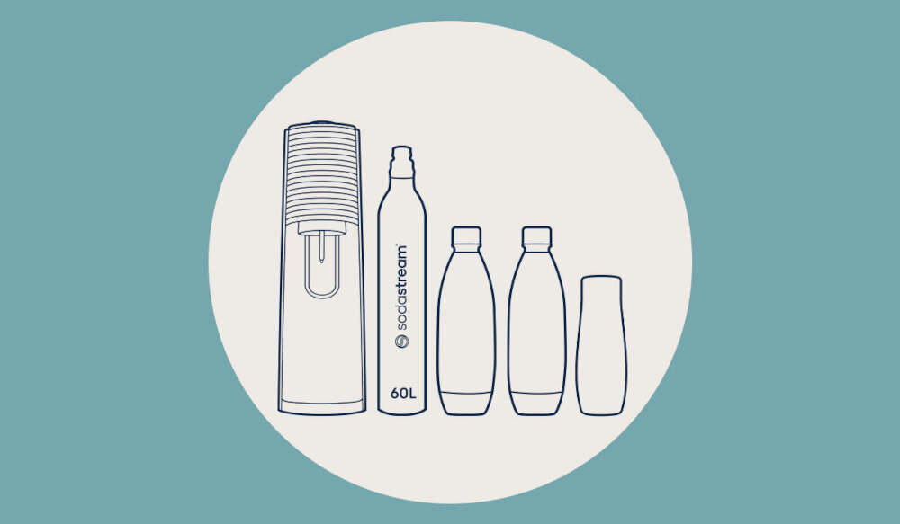 Ilustracja przedstawia saturator, dużą butlę z napisem \'sodastream 60L\' oraz trzy mniejsze butelki na jasnym tle.