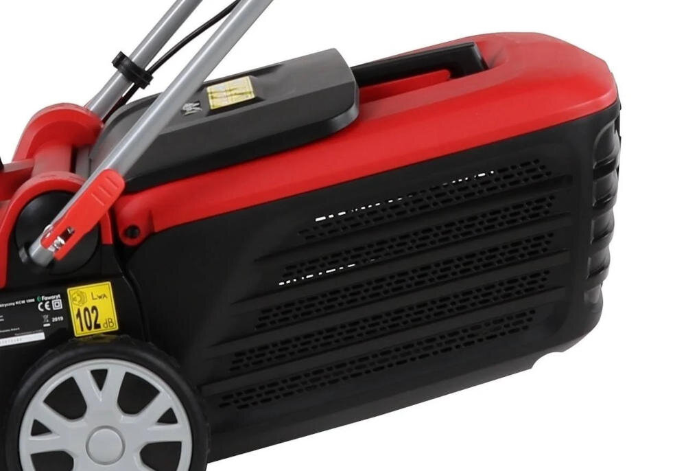 Część wertykulatora elektrycznego z widocznym czerwono-czarnym korpusem i kołem. Na urządzeniu znajduje się etykieta z napisem \'102 dB\'.