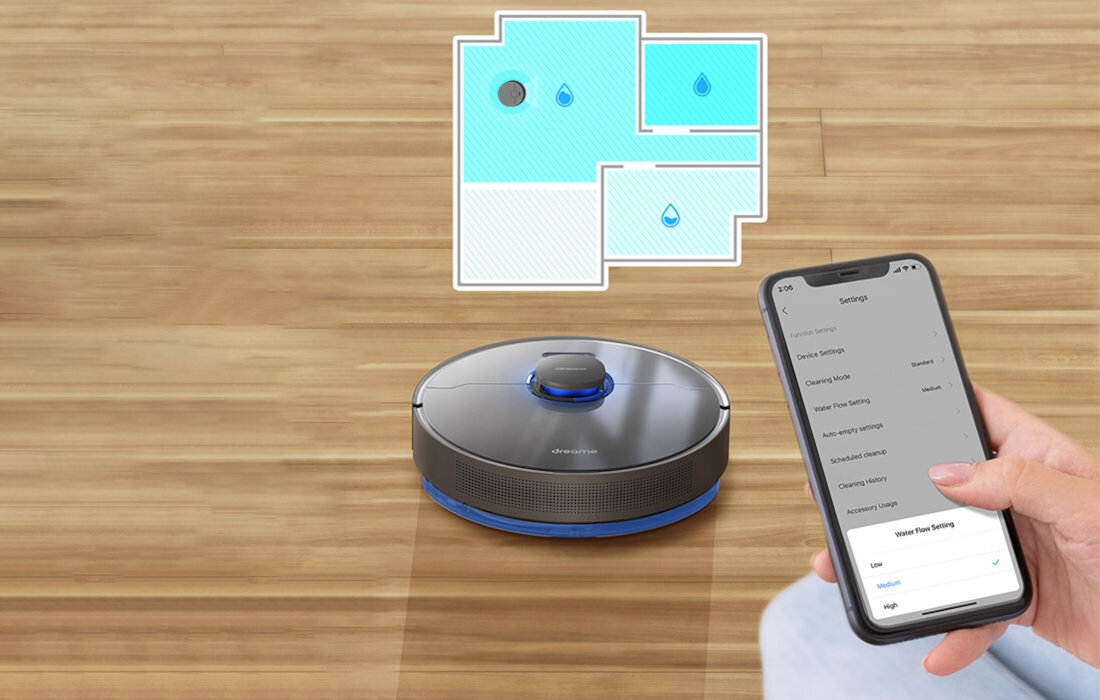 Na drewnianej podłodze znajduje się robot sprzątający z widocznym logo \'dreame\'. Obok osoba trzyma smartfon z otwartą aplikacją do sterowania robotem, a w tle widoczna jest mapa pomieszczenia z zaznaczonymi kroplami wody.