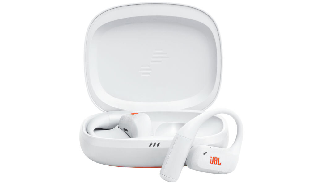 Białe słuchawki douszne z logo \'JBL\' w etui ładującym. Etui ma zaokrąglony kształt i widoczne są na nim delikatne linie dekoracyjne.