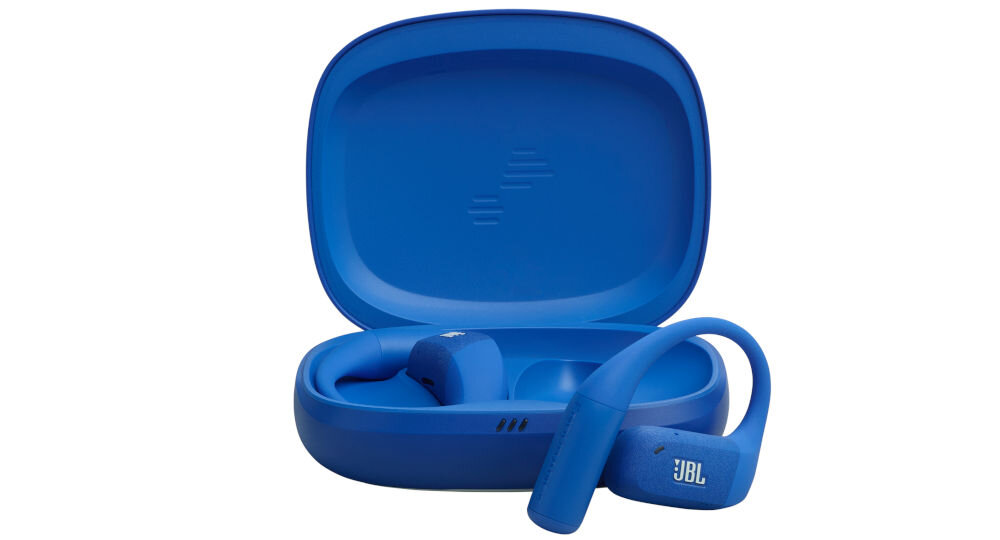 Na obrazie widoczne są niebieskie słuchawki douszne z logo \'JBL\' oraz otwarte etui w tym samym kolorze.