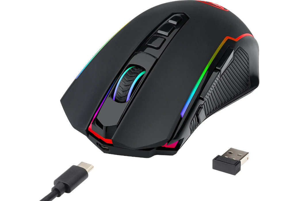 Czarna mysz komputerowa z podświetleniem RGB, posiada kilka przycisków i rolkę przewijania. Obok znajduje się kabel USB-C oraz mały adapter USB.