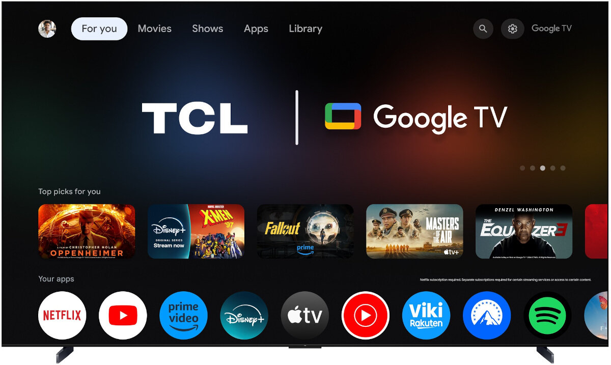 Ekran telewizora z interfejsem Google TV, na którym widoczne są logotypy TCL i Google TV oraz ikony aplikacji takich jak Netflix, YouTube, Prime Video, Disney+, Apple TV, i inne. Na ekranie wyświetlane są również rekomendacje filmów i seriali, w tym \'Oppenheimer\' i \'The Equalizer 3\'.