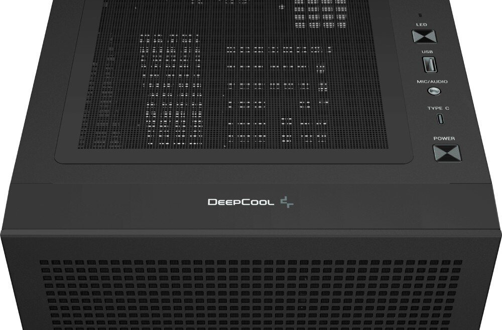 Czarna obudowa komputerowa z widocznym logo \'DeepCool\' na przednim panelu. Na górnym panelu znajdują się przyciski i porty oznaczone jako LED, USB, MIC/AUDIO, TYPE C oraz POWER.
