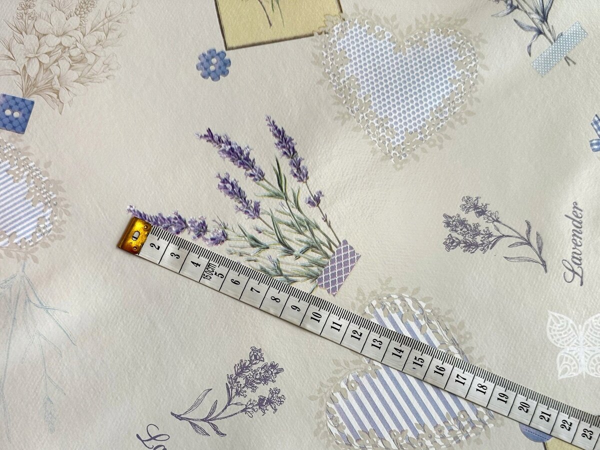 Obraz przedstawia ceratę z motywem lawendy i serc, z miarką krawiecką ułożoną na powierzchni. Widoczny jest napis \'Lavender\'.