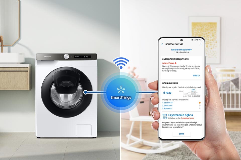 Możliwość sterowania smartfonem Po lewej stronie znajduje się pralka z dużym okrągłym otworem i panelem sterowania na górze. Po prawej stronie widoczny jest smartfon z aplikacją SmartThings, pokazującą informacje o praniu i zarządzaniu urządzeniem.