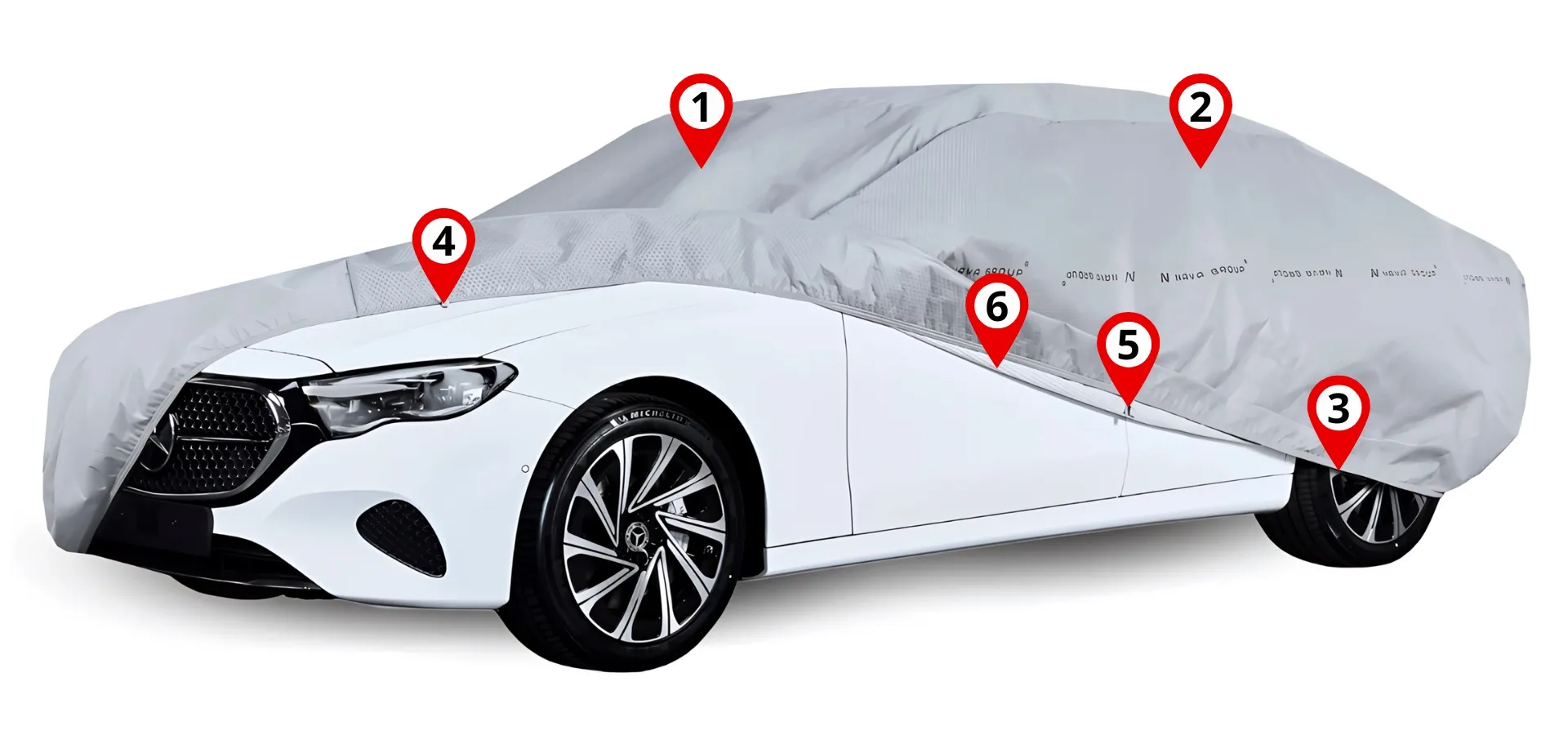 Na obrazie widoczny jest biały samochód hatchback pokryty szarym pokrowcem przeciwgradowym. Pokrowiec ma oznaczenia numeryczne wskazujące różne jego części.