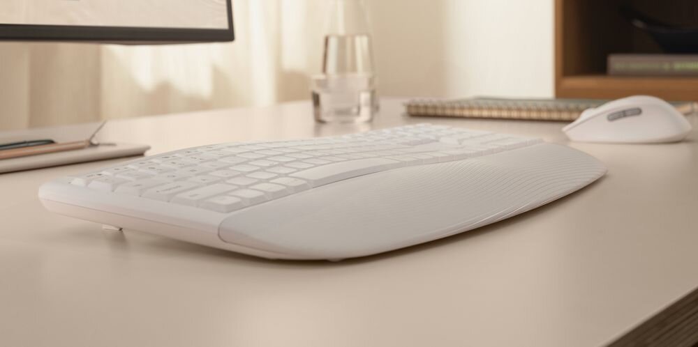 LOGITECH Signature Comfort Plus MK880 Wyprofilowana klawiatura delikatnie zakrzywioną konstrukcją miękką podpórką pod nadgarstki podwójnej warstwy pianki Regulowane nóżki naturalne ułożenie dłoni - zbliżenie na klawiaturę