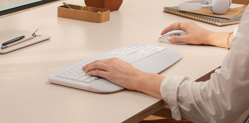LOGITECH Signature Comfort Plus MK880 Mysz bezprzewodowa miękką podpórkę pod dłoń profilowany kształt, antypoślizgowe gumowe uchwyty boczne oraz specjalnie wyprofilowane miejsce na kciuk - zbliżenie na rękę kobiety trzymającej myszkę