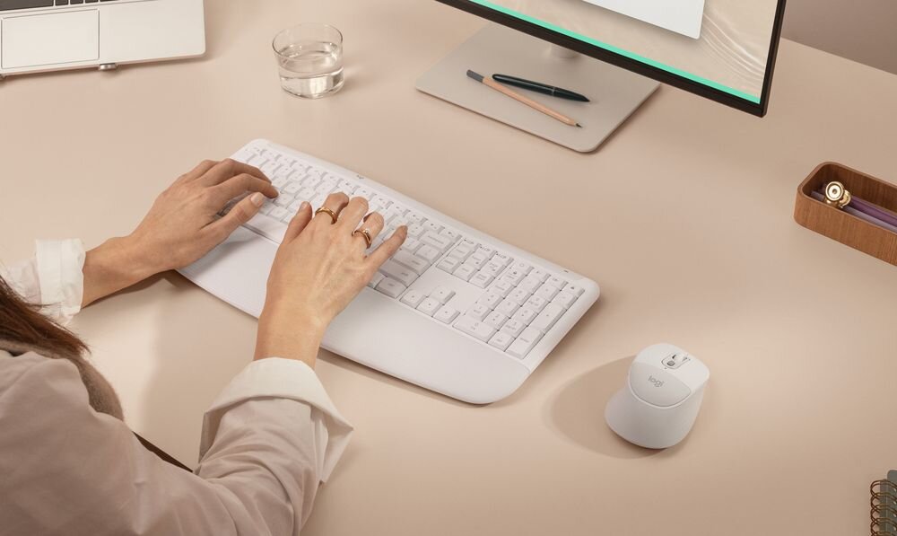LOGITECH Signature Comfort Plus MK880 inteligentnym funkcjom AI Dedykowany klawisz AI narzędzi opartych na sztucznej inteligencji przyciski do obsługi wideokonferencji wyciszanie mikrofonu kończenie połączeń - klawiatura podczas korzystania z części numpad