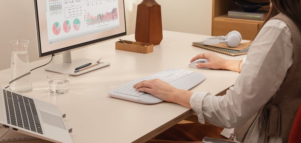 LOGITECH Signature Comfort Plus MK880 Ciche przyciski klawiaturze i myszy Zredukowany poziom dźwięku - zestaw na biurku podczas użytkowania na blacie przed monitorem