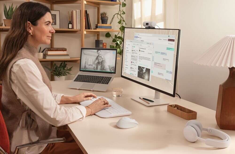 LOGITECH Signature Comfort Plus MK880 Funkcja Easy-Switch kilku urządzeń jednocześnie komputer, laptop i tablet szybkiego przełączania się między nimi jednym kliknięciem - klawiatura z myszką przed monitorem, obok słuchawki