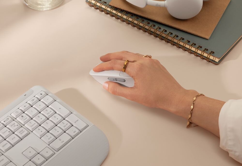 LOGITECH Signature Comfort Plus MK880 programując ulubione funkcje i automatyczne akcje aplikacji Logi Options+ - zbliżenie na mysz trzymaną w ręku