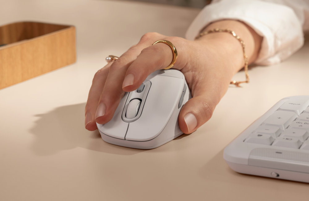 LOGITECH Signature Comfort Plus M850 L Logitech Signature Comfort Plus M850L mysz bezprzewodowa Wygodna obudowa Cicha praca i precyzyjne sterowanie łączności Bluetooth przełączanie między kompatybilnymi urządzeniami - dłoń na urządzeniu obok klawiatura
