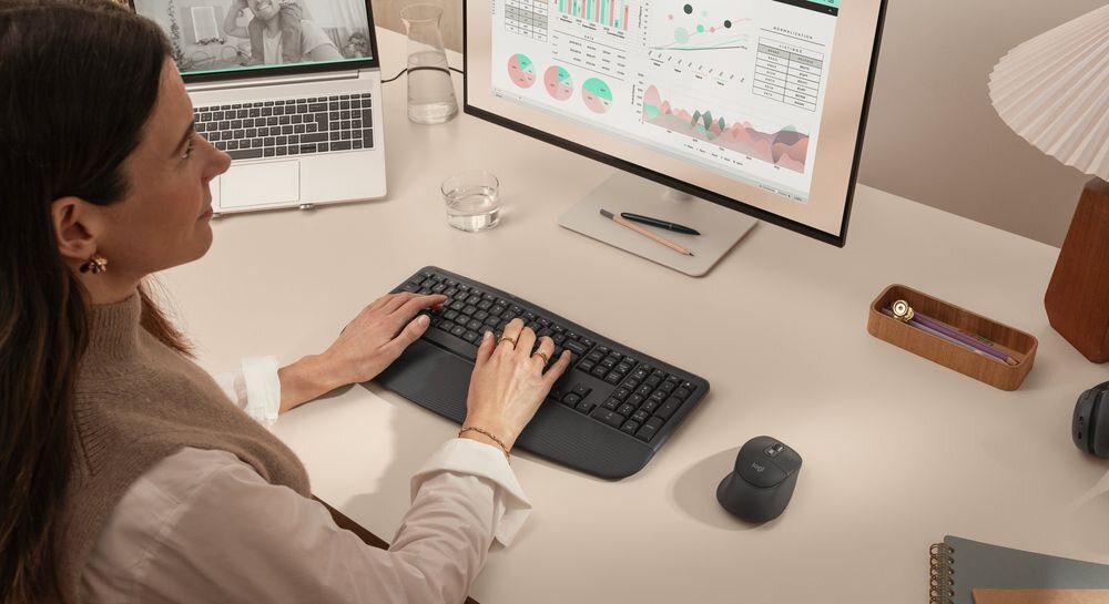 LOGITECH Signature Comfort Plus MK880 Logitech Signature Comfort Plus Combo MK880 Klawiatura i mysz niskie zmęczenie dłoni oraz nadgarstków bezprzewodowy zestaw komputerowy - zestaw używany przez kobiętę do zdań biurowych