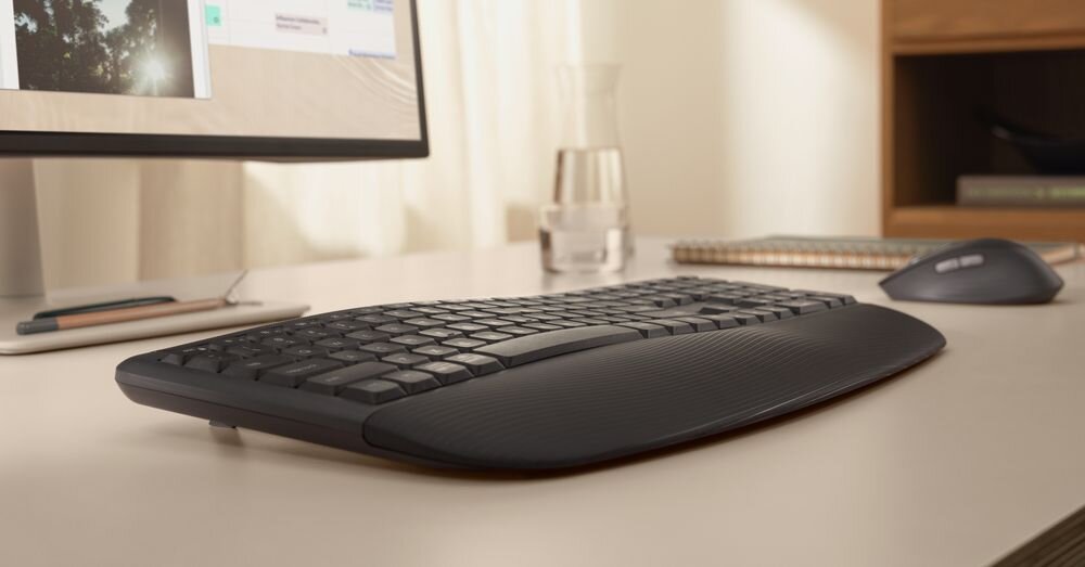 LOGITECH Signature Comfort Plus MK880 Wyprofilowana klawiatura delikatnie zakrzywioną konstrukcją miękką podpórką pod nadgarstki podwójnej warstwy pianki Regulowane nóżki naturalne ułożenie dłoni - zbliżenie na klawiaturę