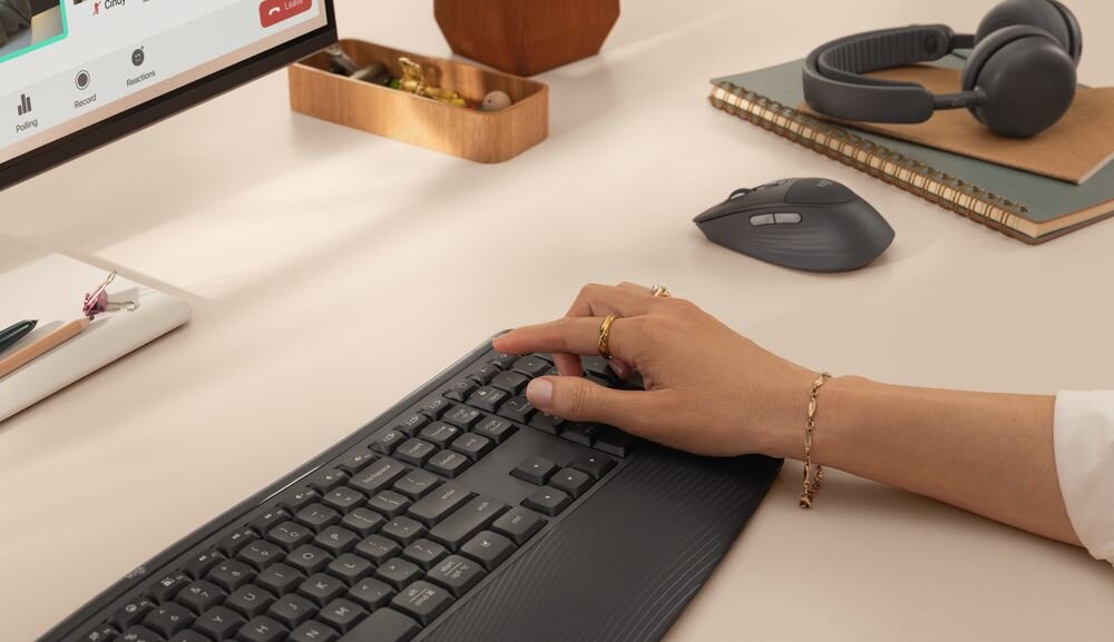 LOGITECH Signature Comfort Plus MK880 inteligentnym funkcjom AI Dedykowany klawisz AI narzędzi opartych na sztucznej inteligencji przyciski do obsługi wideokonferencji wyciszanie mikrofonu kończenie połączeń - klawiatura podczas korzystania z części numpad