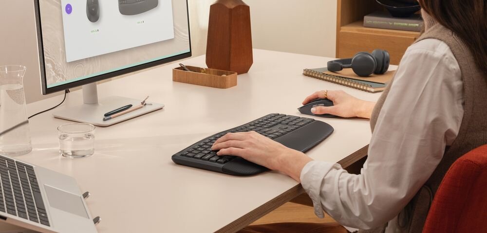 LOGITECH Signature Comfort Plus MK880 Ciche przyciski klawiaturze i myszy Zredukowany poziom dźwięku - zestaw na biurku podczas użytkowania na blacie przed monitorem