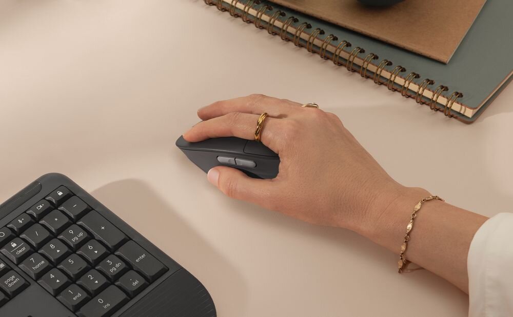 LOGITECH Signature Comfort Plus MK880 programując ulubione funkcje i automatyczne akcje aplikacji Logi Options+ - zbliżenie na mysz trzymaną w ręku