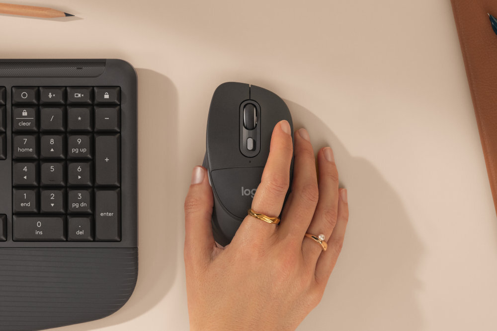 LOGITECH Signature Comfort Plus M850 L - mysz od góry z widoczną dłonią na urządzeniu
