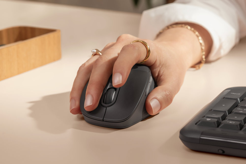 LOGITECH Signature Comfort Plus M850 L Logitech Signature Comfort Plus M850L mysz bezprzewodowa Wygodna obudowa Cicha praca i precyzyjne sterowanie łączności Bluetooth przełączanie między kompatybilnymi urządzeniami - dłoń na urządzeniu obok klawiatura
