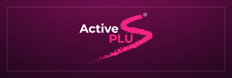 Logo z napisem \'Active PLUS\' na ciemnofioletowym tle, z różowym elementem graficznym przypominającym pociągnięcie pędzla.