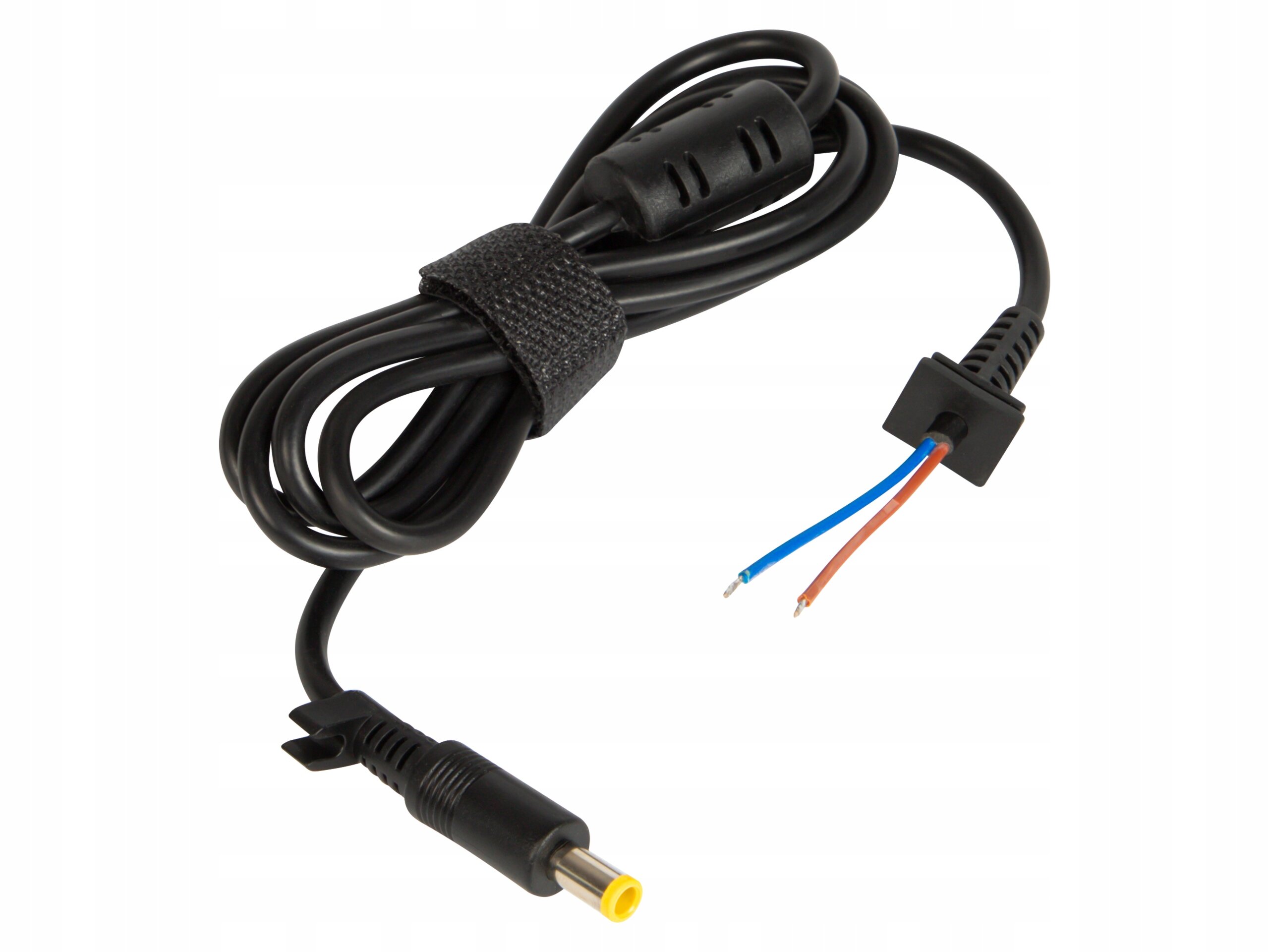 Czarny kabel zasilający z wtykiem o żółtym zakończeniu i dwoma odsłoniętymi przewodami: niebieskim i brązowym. Kabel jest spięty rzepem i posiada element ferrytowy.