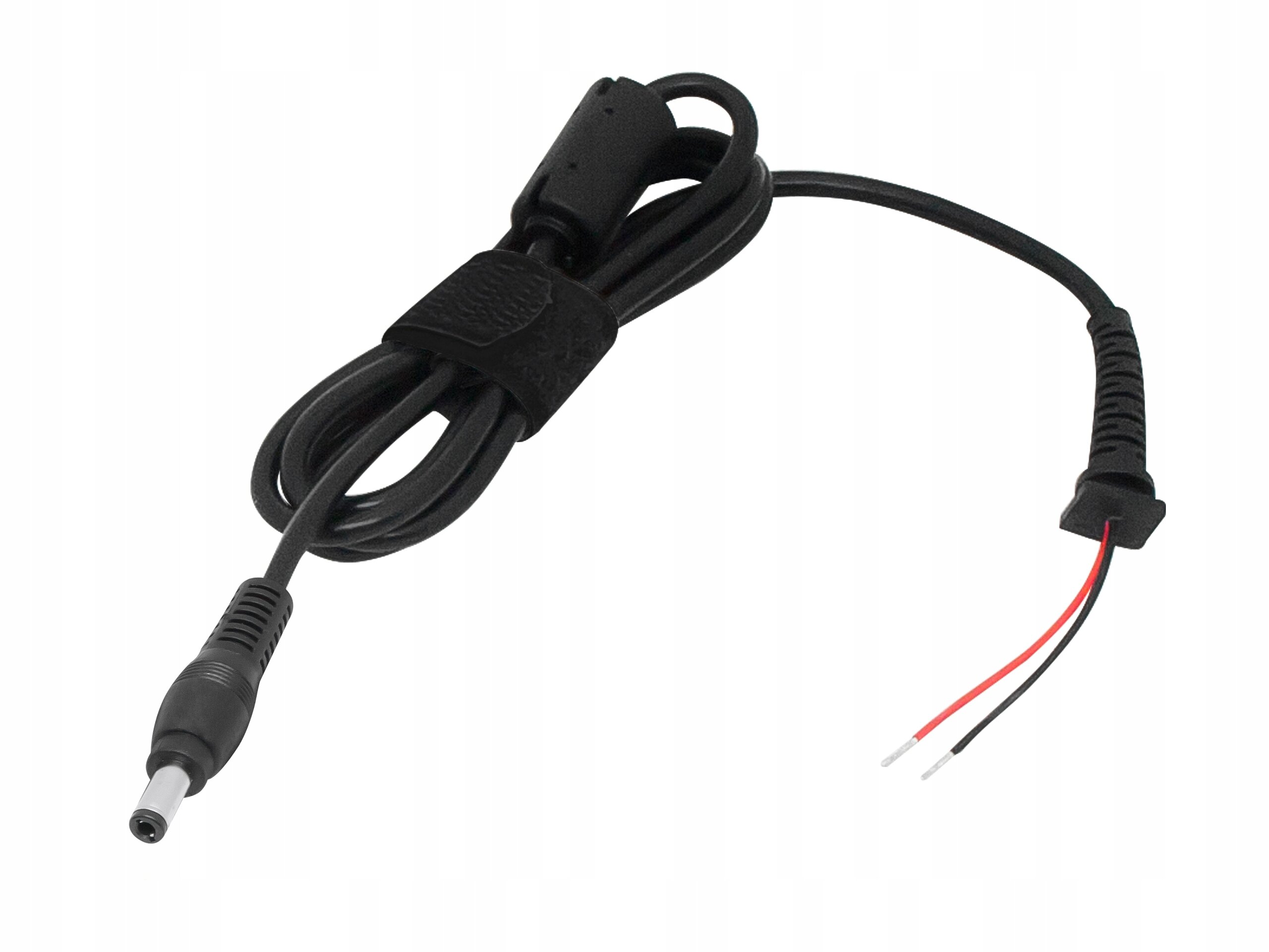 Czarny kabel zasilający z wtykiem 5,5x2,5 mm, zakończony dwoma odsłoniętymi przewodami: czerwonym i czarnym.