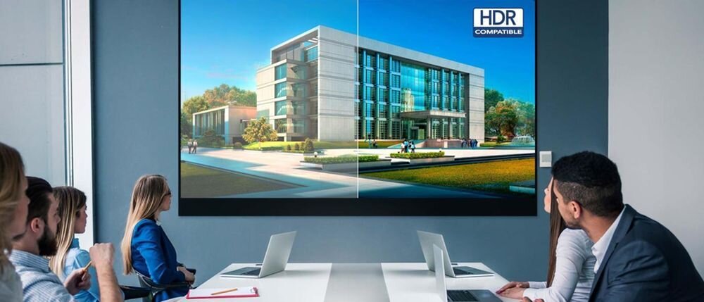 Projektor laserowy OPTOMA ZH451 HDR10 Hybrid Log Gamma szczegóły tekstury głębia obrazu, prezentacja wyświetlana na ekranie projekcyjnym