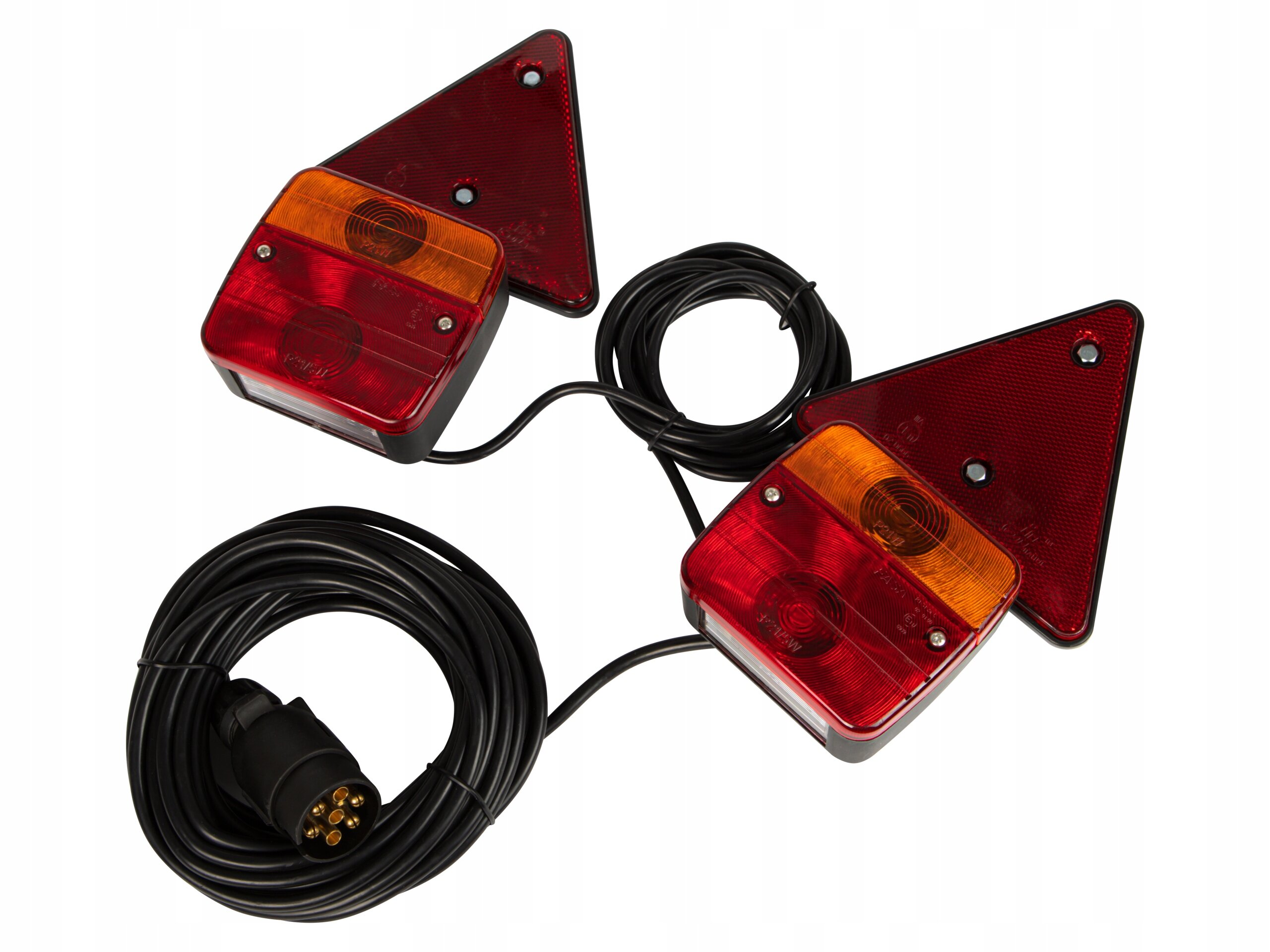 Zestaw lamp do przyczepy składający się z dwóch trójkątnych świateł tylnych w kolorze czerwonym z pomarańczowymi elementami oraz przewodów z wtyczkami. Lampy mają widoczne śruby mocujące i są połączone długimi kablami.
