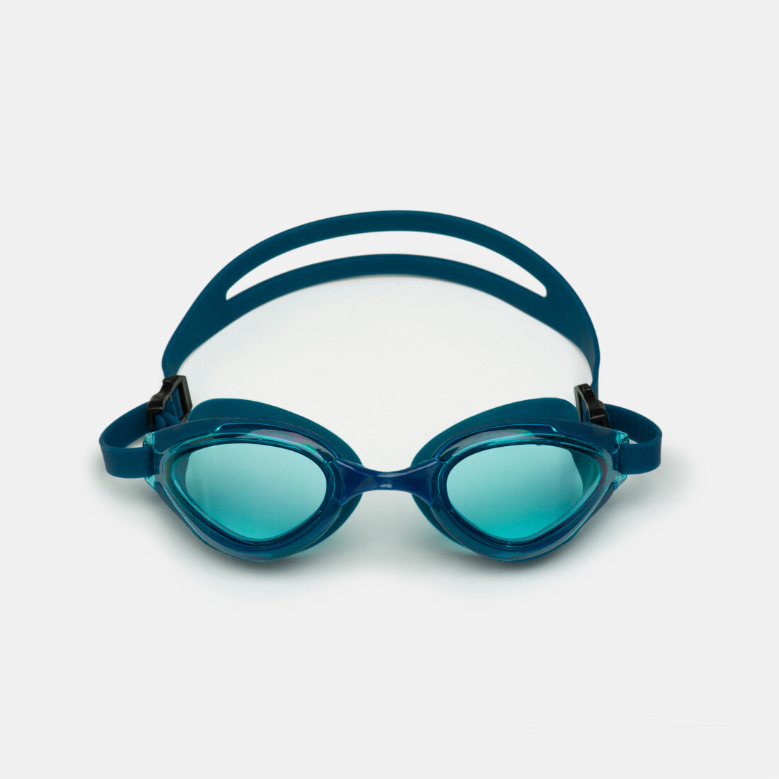 Na obrazie widoczne są niebieskie okulary pływackie z przezroczystymi soczewkami i regulowanym paskiem. Okulary mają opływowy kształt i są przeznaczone do pływania.