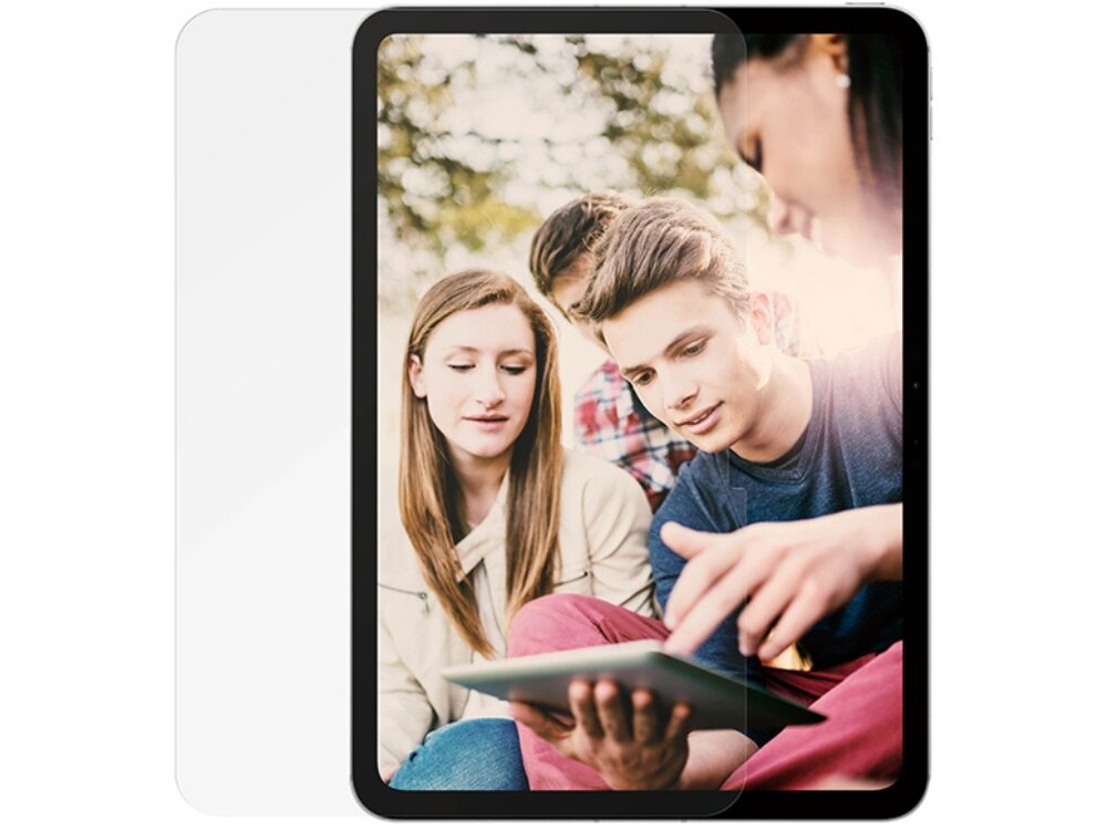 Na obrazie widoczny jest tablet z nałożonym szkłem ochronnym, na ekranie którego widać grupę osób skupionych na urządzeniu. Szkło ochronne jest przezroczyste i dopasowane do kształtu tabletu.