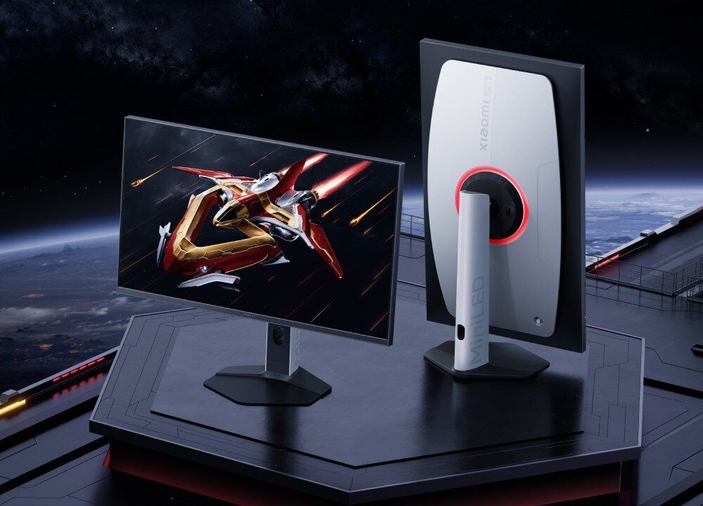 Monitor XIAOMI G Pro 27Qi Dwa monitory stojące na czarnej platformie na tle kosmosu. Lewy monitor pokazuje czerwoną i złotą statek kosmiczny. Prawy monitor stoi pionowo i pokazuje jasnoszary tył z czerwonym podświetleniem koła, opis