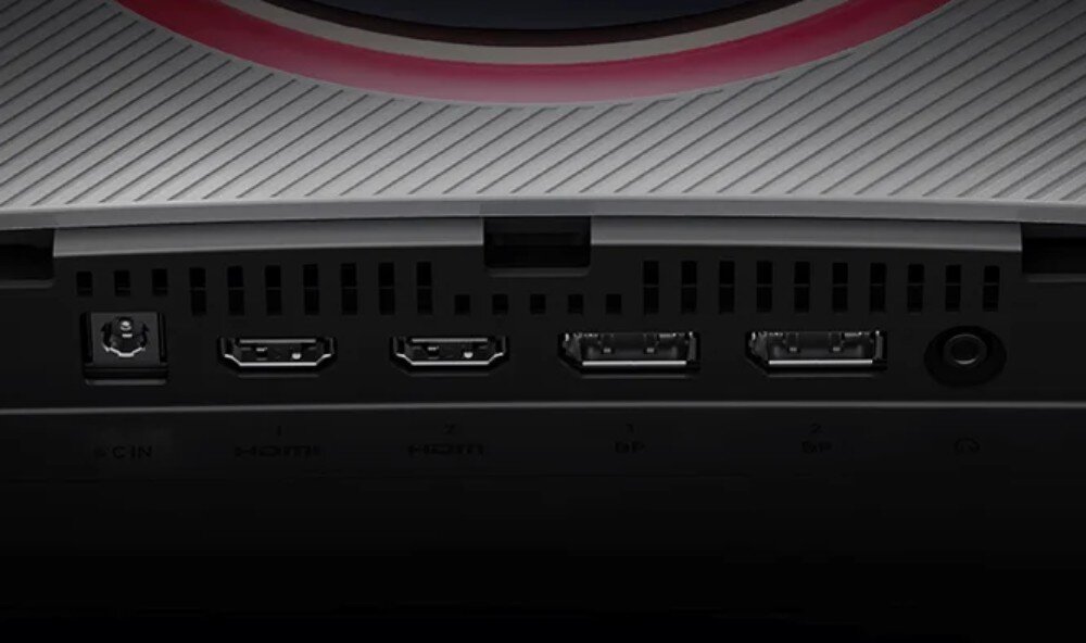Monitor XIAOMI G Pro 27Qi Zbliżenie na dolny panel złącz monitora na czarnym tle. Od lewej widoczne są gniazdo zasilania DC IN, dwa wejścia HDMI, dwa wejścia DP oraz gniazdo słuchawkowe, port, gniazda