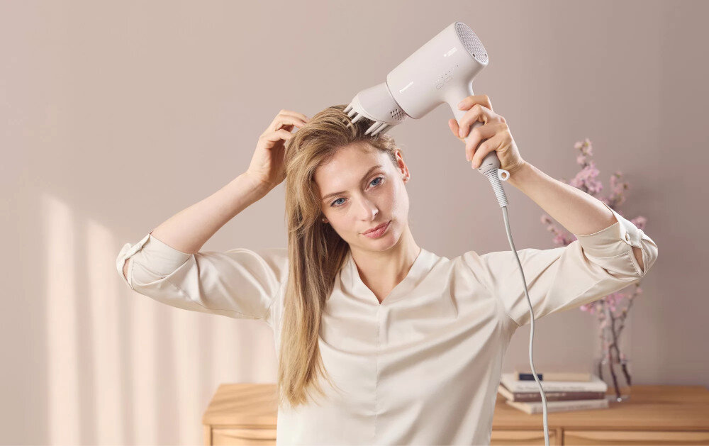 PANASONIC EH-NA0L-P825 1600W zdjęcie lifestyle Objętość fryzury  nasadka zwiększająca objętość
