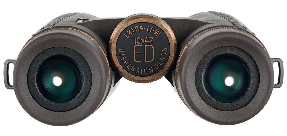 Lornetka z widocznymi soczewkami i napisem \'EXTRA-LOW DISPERSION CLASS 10x42 ED\' na centralnym pokrętle.
