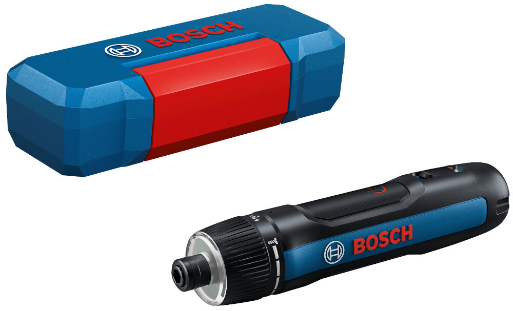 Na obrazie widoczny jest akumulatorowy wkrętak z logo BOSCH oraz niebiesko-czerwone etui. Wkrętak ma czarną obudowę z niebieskimi elementami i czerwonym napisem BOSCH.